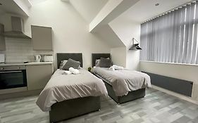 10Min To City - Free Parking - Private Studio - Contractor Friendly